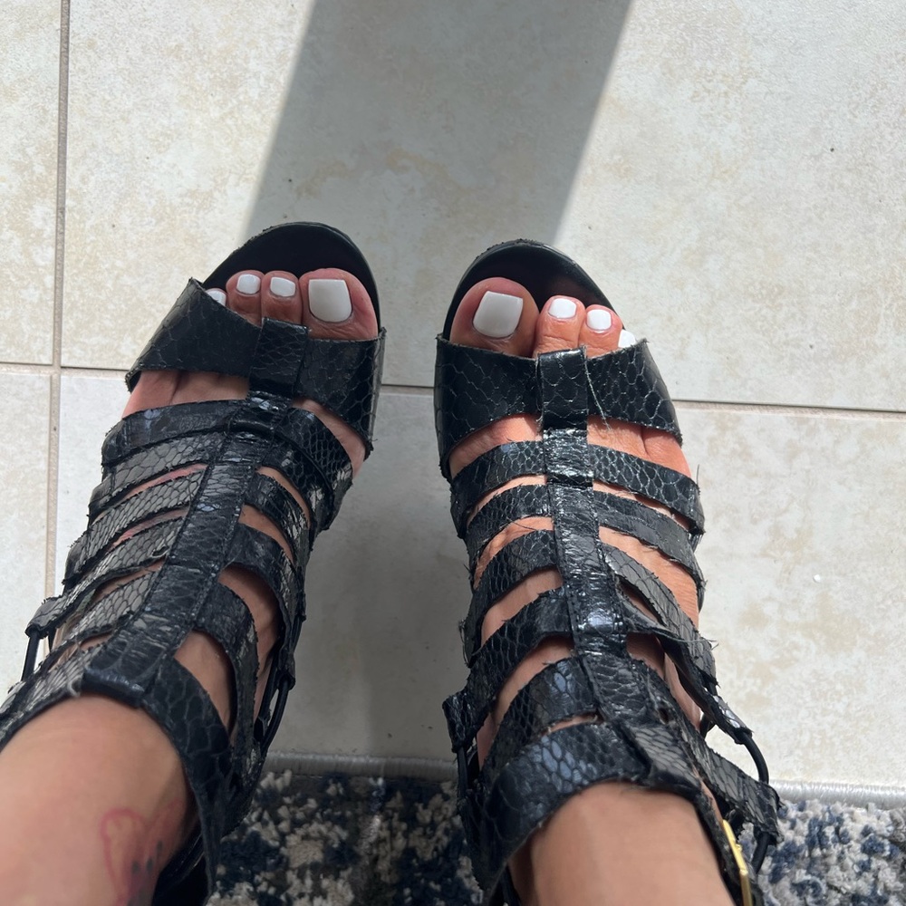 Steve Madden Black Gladiator Sandals with Strappy Design
